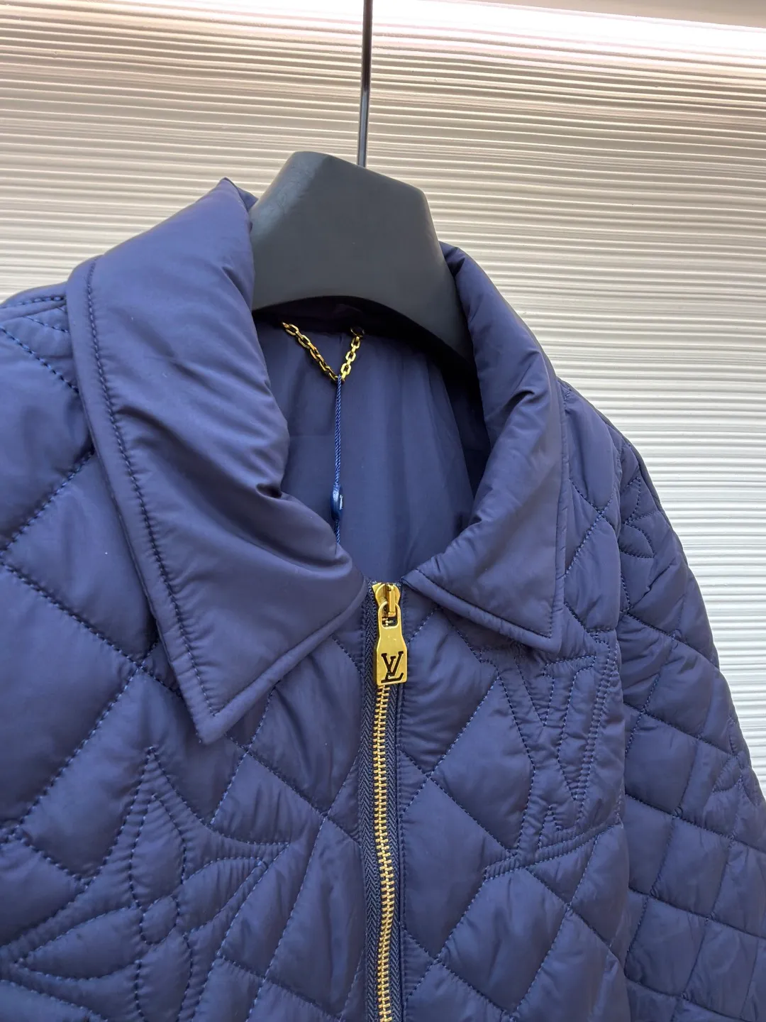 LOUIS VUITTON Quilted Jacket ●Original version: Purchased and developed by 23355 ●Item number: 1681355-D35 ●Fabric: high-density nylon fabric ●Technology: embossed production ●Color: navy ●Version: fitted version ●Weight: about 560 grams ●Size: 44-46-48-50 ●Description: This jacket is made of high-density nylon fabric and made with diamond quilting technology. It has a three-dimensional texture and is warm. The lapel design is matched with the brand's customized metal zipper, and the zipper head is decorated with the LV logo, which is smooth and highly recognizable. The quilted pattern on the body combines the brand's classic Monogram elements and floral patterns, and is presented through three-dimensional sewing technology, with exquisite and layered details. The overall cut is a short silhouette, and the splicing of the body is made with seamless gluing to prevent threads from being exposed; the fabric is treated with water-repellent treatment to improve practical performance. From the intricate design of quilting patterns to the exquisite processing of metal accessories, every step reflects Louis Vuitton's exquisite craftsmanship in luxury quilted items. It is a fusion of classic elements and technological innovation. The overall wiring is straight and delicate, the fabric is comfortable and soft, and the color is consistent without color difference. It can be matched with the same style to create a fashionable look and control various occasions. Customized accessories, complete with three standards, same style for men and women!